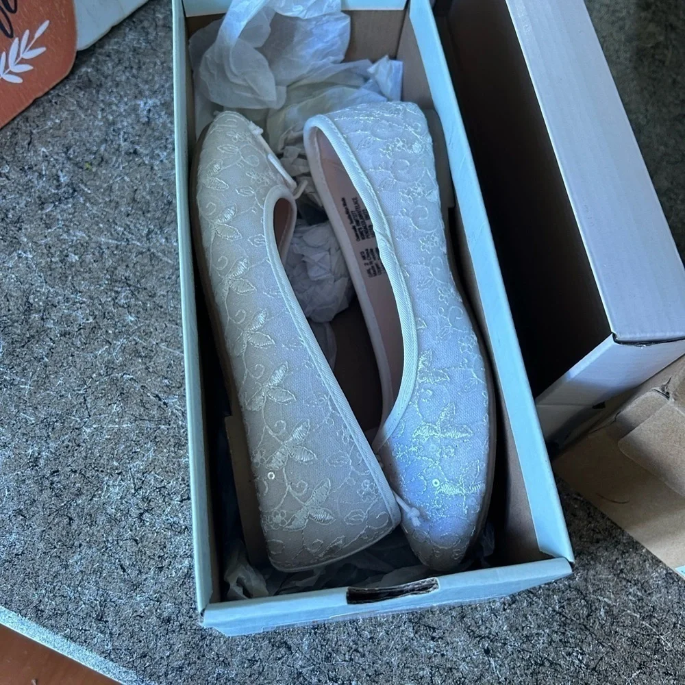 NIB SO Size 2 PENSACOLA White lace flats